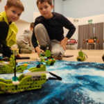 Dzieci na zajęciach z robotyki w Tarnowie